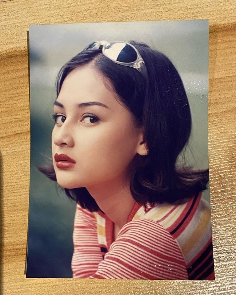 Mona Ratuliu membagikan foto lawasnya saat masih duduk di bangku tingkat SMP. Yuk kita tengok fotonya!