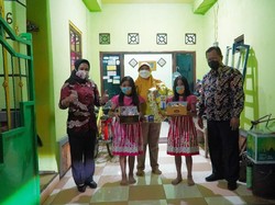 Hari Anak Nasional, Walkot Mojokerto Bagi Hadiah Kue hingga Masker