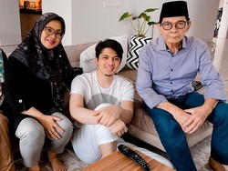 Tangisan dan Tisu Basah Irwansyah Lepas Kepergian Sang Bunda