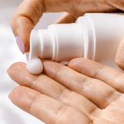 4 Kesalahan Pakai Sunscreen pada Kulit Berminyak, Bikin Kulit Kusam!