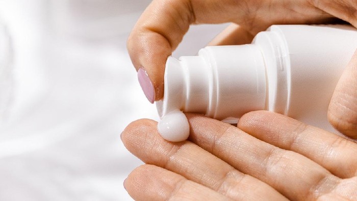 4 Kesalahan Pakai Sunscreen pada Kulit Berminyak, Bikin Kulit Kusam! 4 Kesalahan Pakai Sunscreen pada Kulit Berminyak, Bikin Kulit Kusam!
