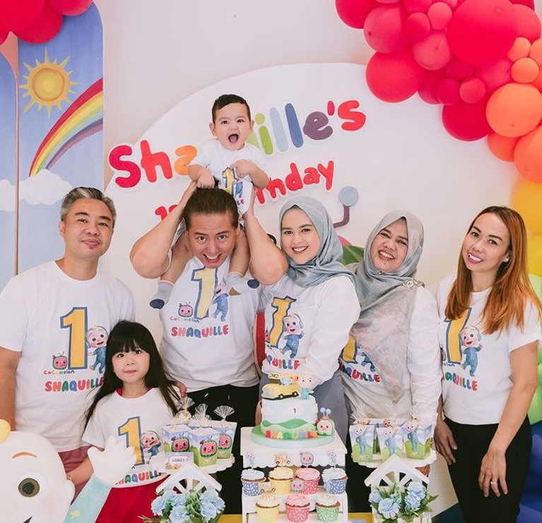 Momen Keseruan Ultah Baby Shaquille Anak Cut Ratu Meyriska Cut Ratu Meyriska dan Roger Danuarta baru saja merayakan ulang tahun putra pertama mereka. Yuk lihat potretnya!