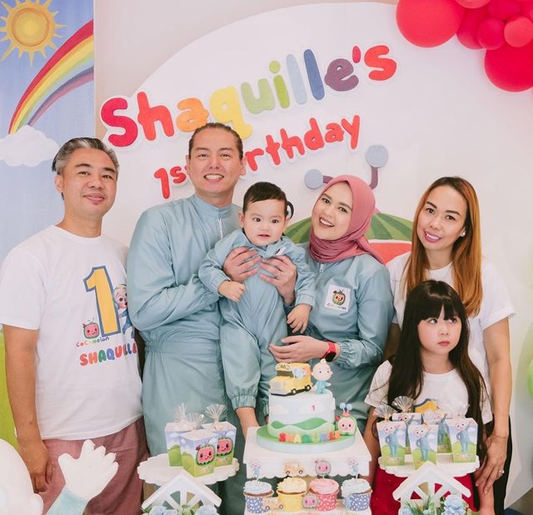 Cut Ratu Meyriska dan Roger Danuarta baru saja merayakan ulang tahun putra pertama mereka. Yuk lihat potretnya!