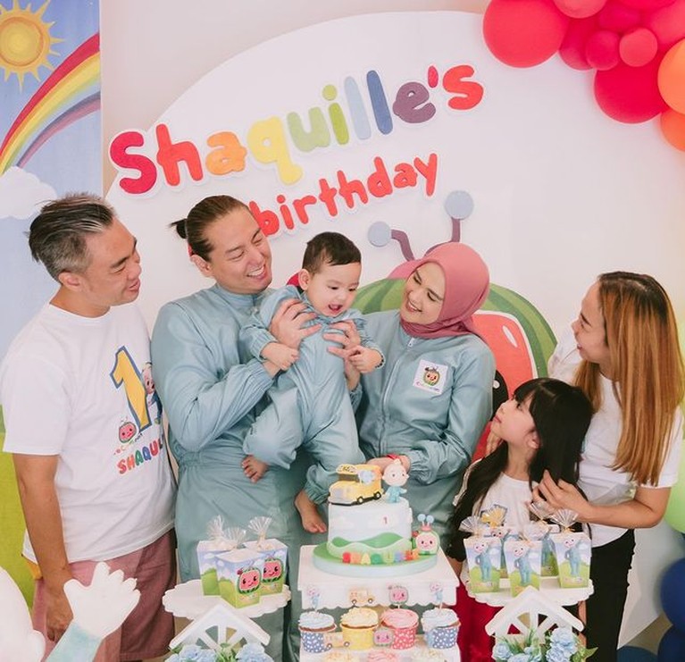 Momen Keseruan Ultah Baby Shaquille Anak Cut Ratu Meyriska Cut Ratu Meyriska dan Roger Danuarta baru saja merayakan ulang tahun putra pertama mereka. Yuk lihat potretnya!