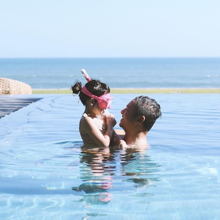 Gading dan Gempi terlihat sering menghabiskan waktu liburan bareng. Yuk kita intip momen manis mereka!