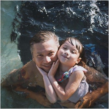 Momen Manis Gading & Gempi Liburan di Bali, Sama-sama Hobi Berenang