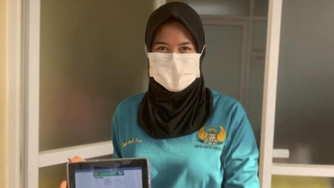 Belaini Cesar, nakes di RS pemerintah, mendorong masyarakat mendaftar BPJS Kesehatan agar tidak ada lagi rasa takut untuk berobat di fasilitas kesehatan.