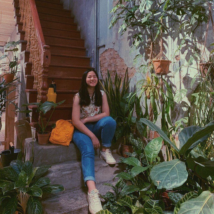 <p>Di kehidupan sehari-hari, gaya busana Nathania selalu terlihat santai dengan padu padan outfit kasual. Lihat saja gaya kecenya saat memakai mom jeans. (Foto: Instagram: @nata.zhong)</p>