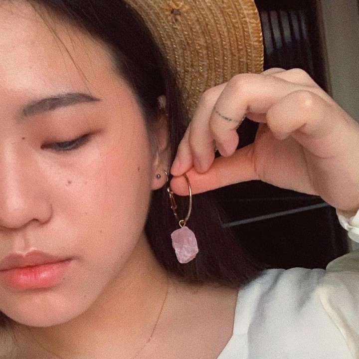 <p>Beranjak dewasa, Nathania Purnama gemar tampil modis mengenakan aksesori. Seperti ketika ia memakai anting dari brand lokal. (Foto: Instagram: @nata.zhong)</p>