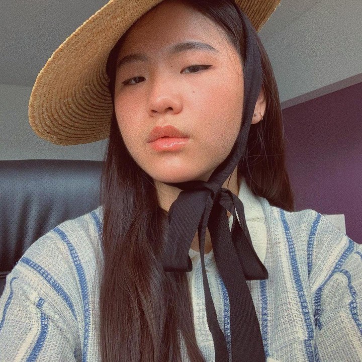 <p>Gaya Nathania ketika tampil memakai topi klasik juga tak kalah menarik. Ia terlihat anggun bak gadis Eropa nih. (Foto: Instagram: @nata.zhong)</p>