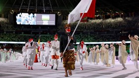 FOTO: Rio Waida Kibarkan Merah Putih di Pembukaan Olimpiade