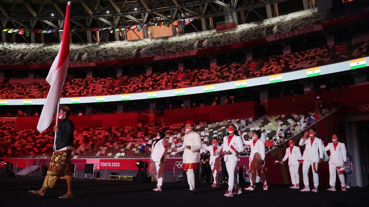 FOTO: Rio Waida Kibarkan Merah Putih di Pembukaan Olimpiade