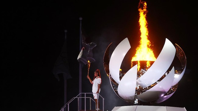 FOTO: Rio Waida Kibarkan Merah Putih di Pembukaan Olimpiade