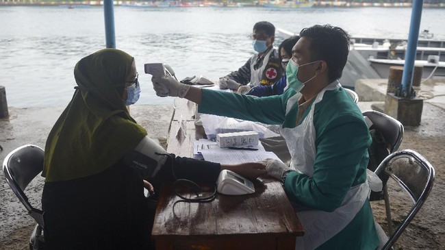 Gubernur DKI Jakarta Anies Baswedan mensyaratkan vaksinasi Covid-19 untuk sejumlah aktivitas selama PPKM Level 4.