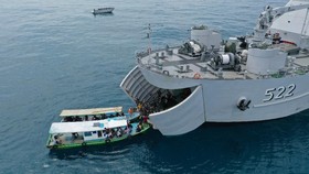 FOTO: Vaksinasi Warga Kepulauan Seribu di Kapal Perang