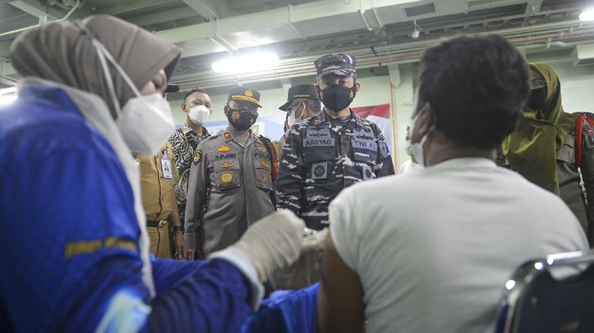 Seorang anggota kepolisian dengan riwayat penyakit jantung meninggal saat mengamankan vaksinasi massal di Surabaya, Jumat (13/8).