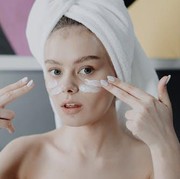 Baru Mulai Pakai Skincare? Biar Pas, Ini 3 Rekomendasi Bahan Penting dalam Skincare, Buat Kamu Usia Awal 20-an