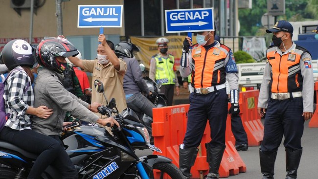 Dirlantas Polda Metro Jaya Kombes Sambodo Purnomo Yogo mengatakan sistem ganjil genap hanya berlaku untuk kendaraan roda empat ke atas.