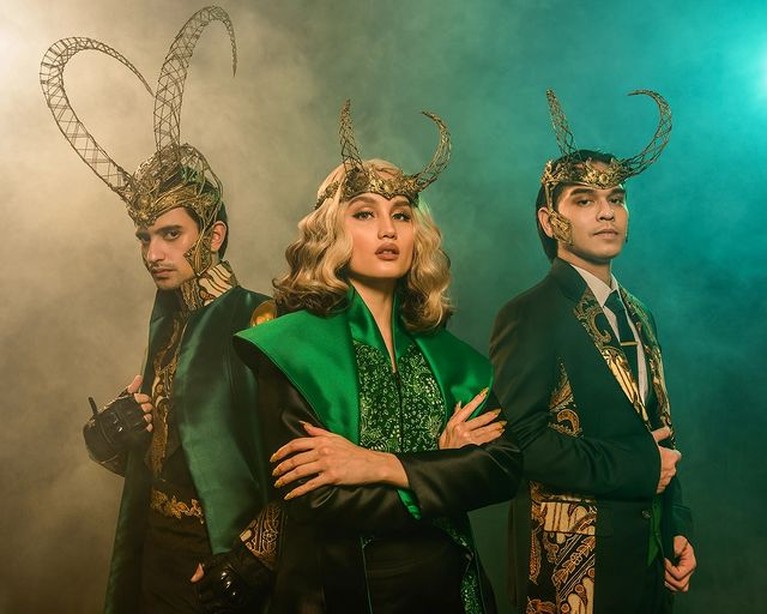 Cinta Laura, Rangga Azof dan Omar Daniel melakukan pemotretan bertema superhero jadi sorotan. Yuk intip!