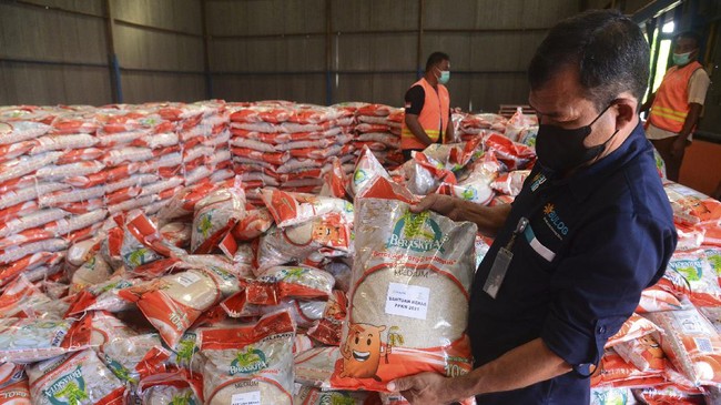 Pedagang pasar tradisional menyebut harga beras menembus rekor termahal di era Presiden Joko Widodo imbas bantuan sosial (bansos) dan bantuan pangan.