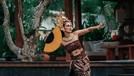 Luna Maya baru-baru ini mengunggah fotonya memakai baju adat bali. Yuk kita intip pesonanya dalam balutan busana Bali!