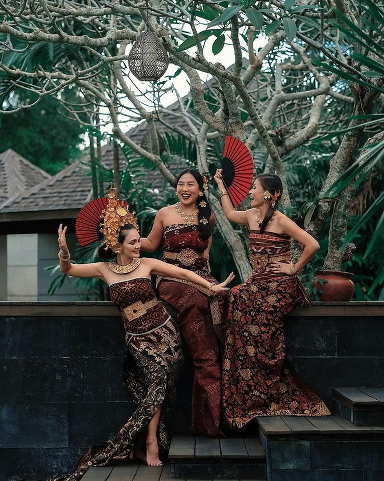 Pesona Luna Maya Saat Memakai Busana Adat Bali, Cantik Menawan! Luna Maya baru-baru ini mengunggah fotonya memakai baju adat bali. Yuk kita intip pesonanya dalam balutan busana Bali!