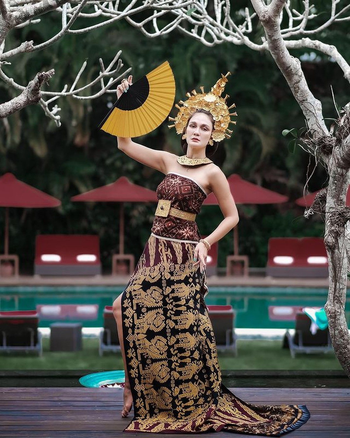 Luna Maya baru-baru ini mengunggah fotonya memakai baju adat bali&period; Yuk kita intip pesonanya dalam balutan busana Bali&excl;