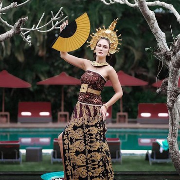 Pesona Luna Maya Saat Memakai Busana Adat Bali, Cantik Menawan
