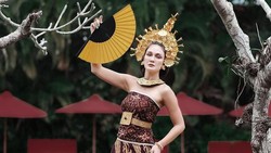 img-title Pesona Luna Maya Saat Memakai Busana Adat Bali, Cantik Menawan