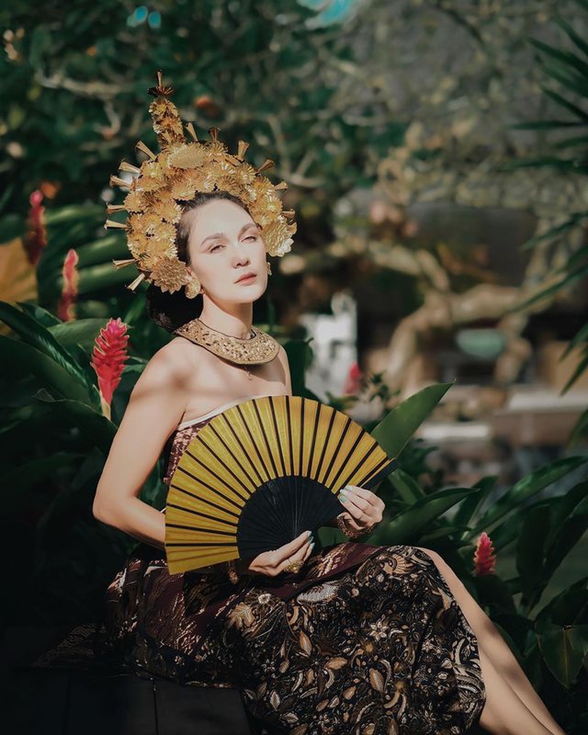 Luna Maya baru-baru ini mengunggah fotonya memakai baju adat bali&period; Yuk kita intip pesonanya dalam balutan busana Bali&excl;