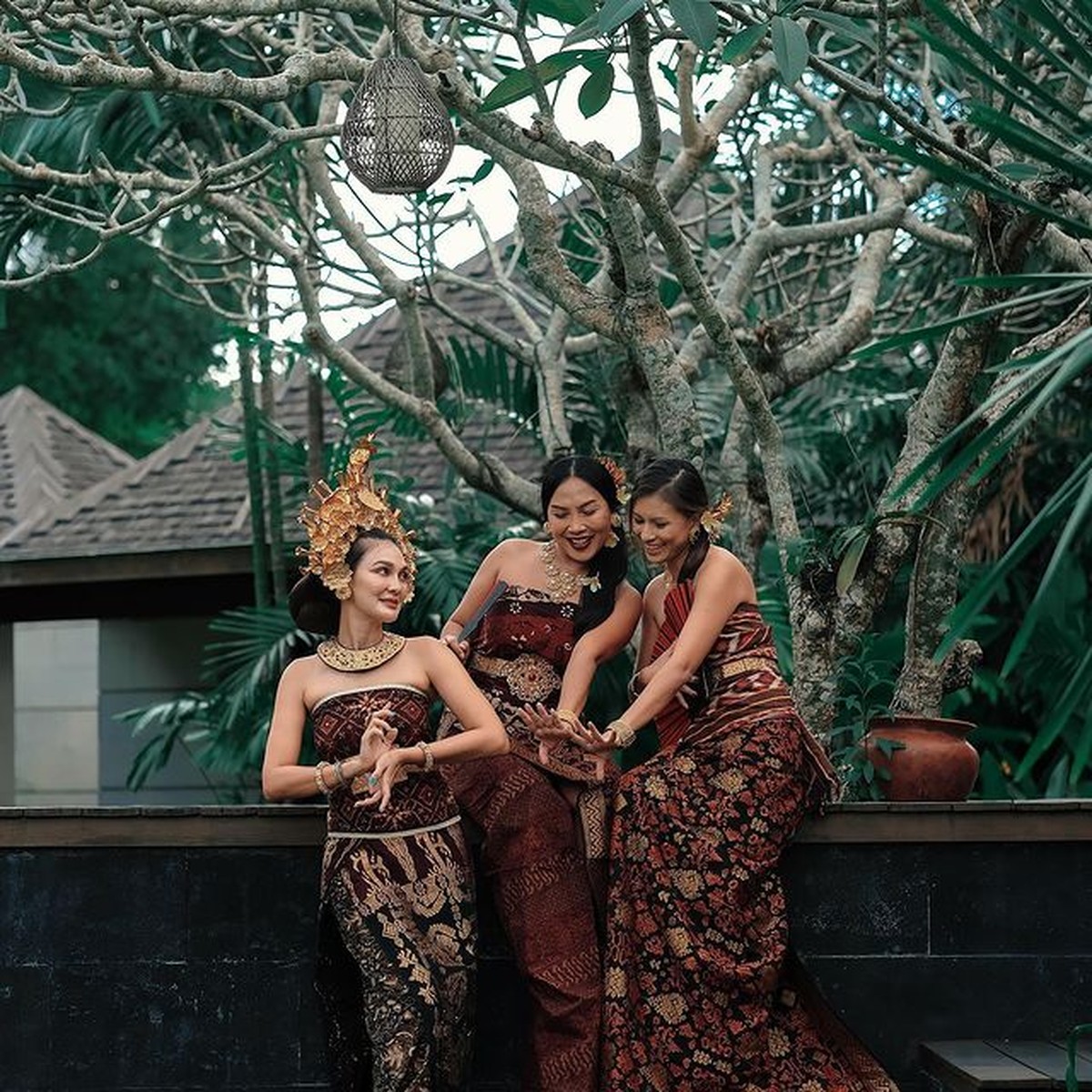 Luna Maya baru-baru ini mengunggah fotonya memakai baju adat bali&period; Yuk kita intip pesonanya dalam balutan busana Bali&excl;