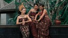 Luna Maya baru-baru ini mengunggah fotonya memakai baju adat bali&period; Yuk kita intip pesonanya dalam balutan busana Bali&excl;