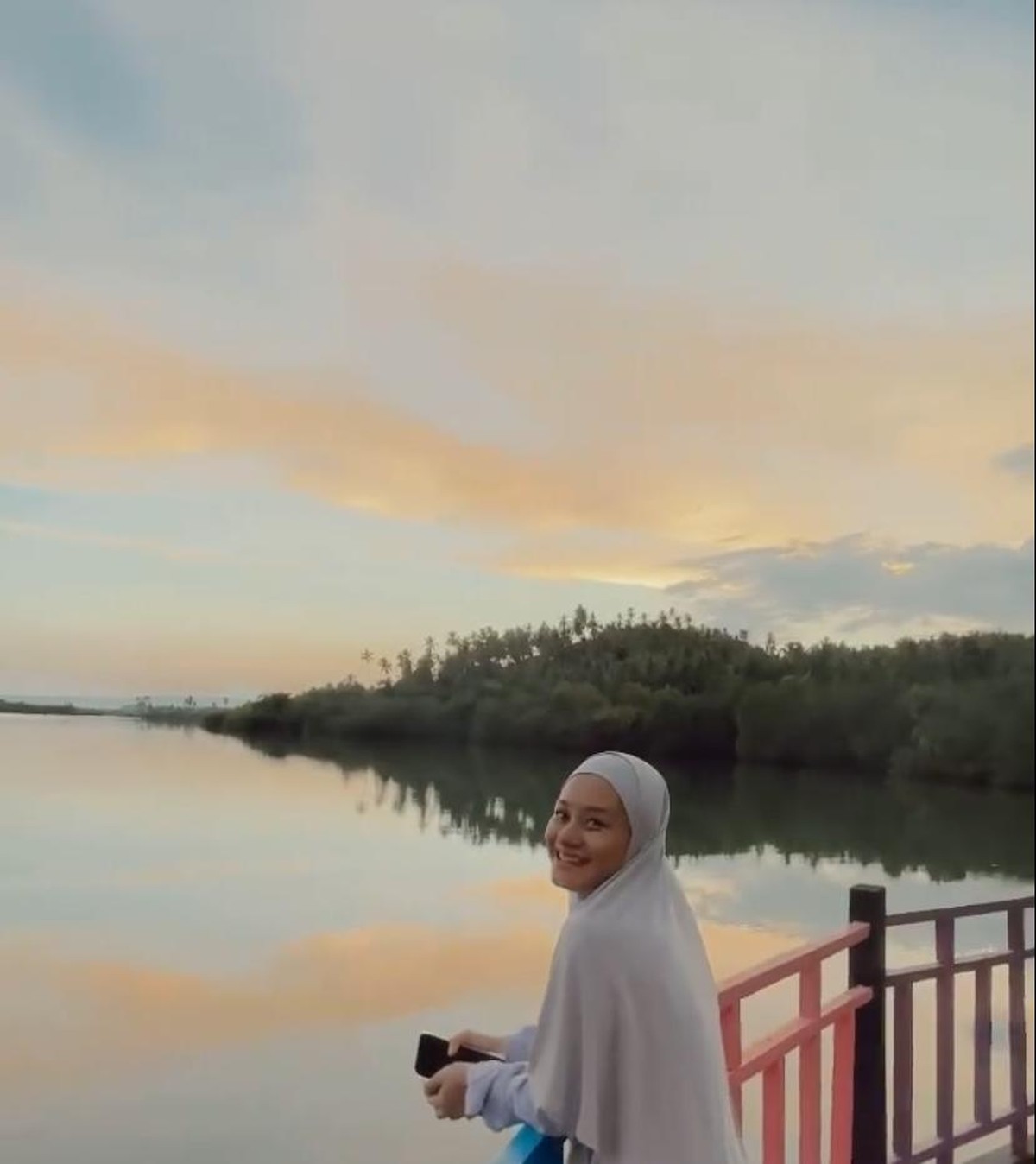 Penampilan Dinda Hauw tanpa riasan sedang jadi sorotan&period; Yuk kita intip potretnya&excl;