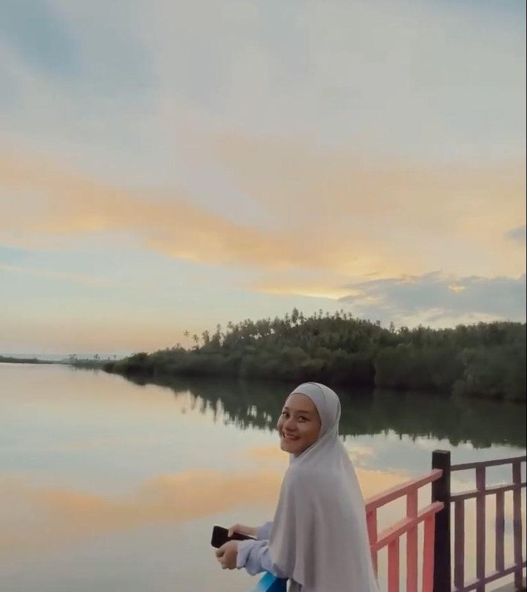 Penampilan Dinda Hauw tanpa riasan sedang jadi sorotan. Yuk kita intip potretnya!
