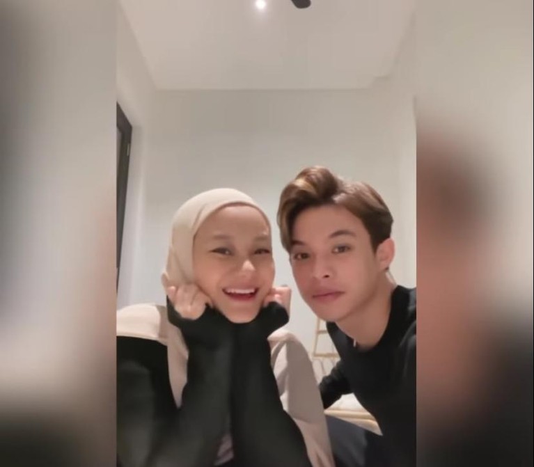 Penampilan Dinda Hauw tanpa riasan sedang jadi sorotan. Yuk kita intip potretnya!