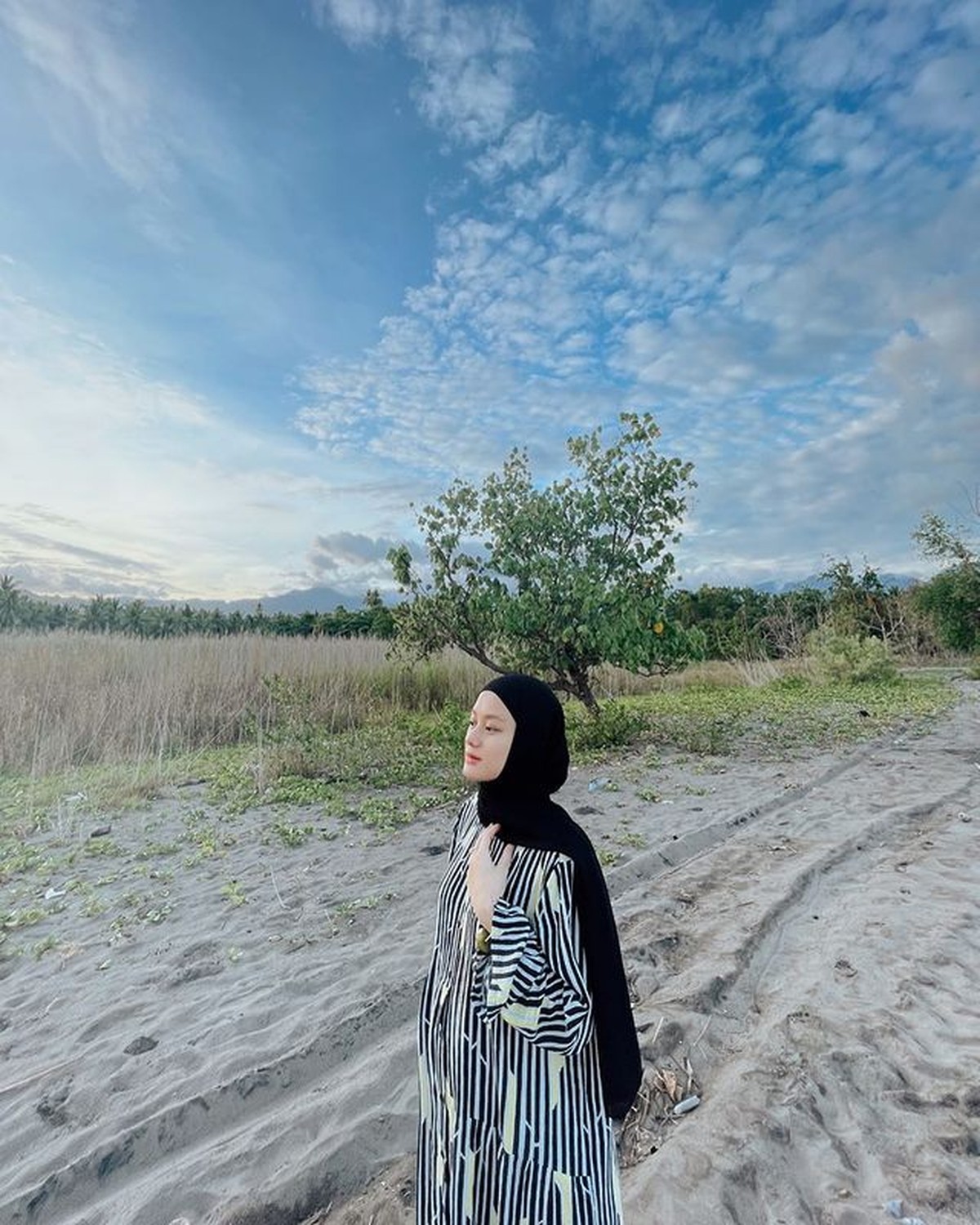 Penampilan Dinda Hauw tanpa riasan sedang jadi sorotan&period; Yuk kita intip potretnya&excl;