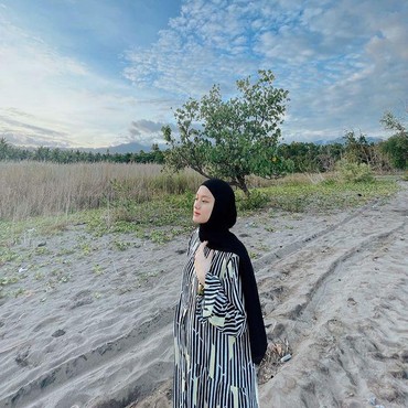 Potret Dinda Hauw dengan Wajah Polos Natural Tanpa Make Up