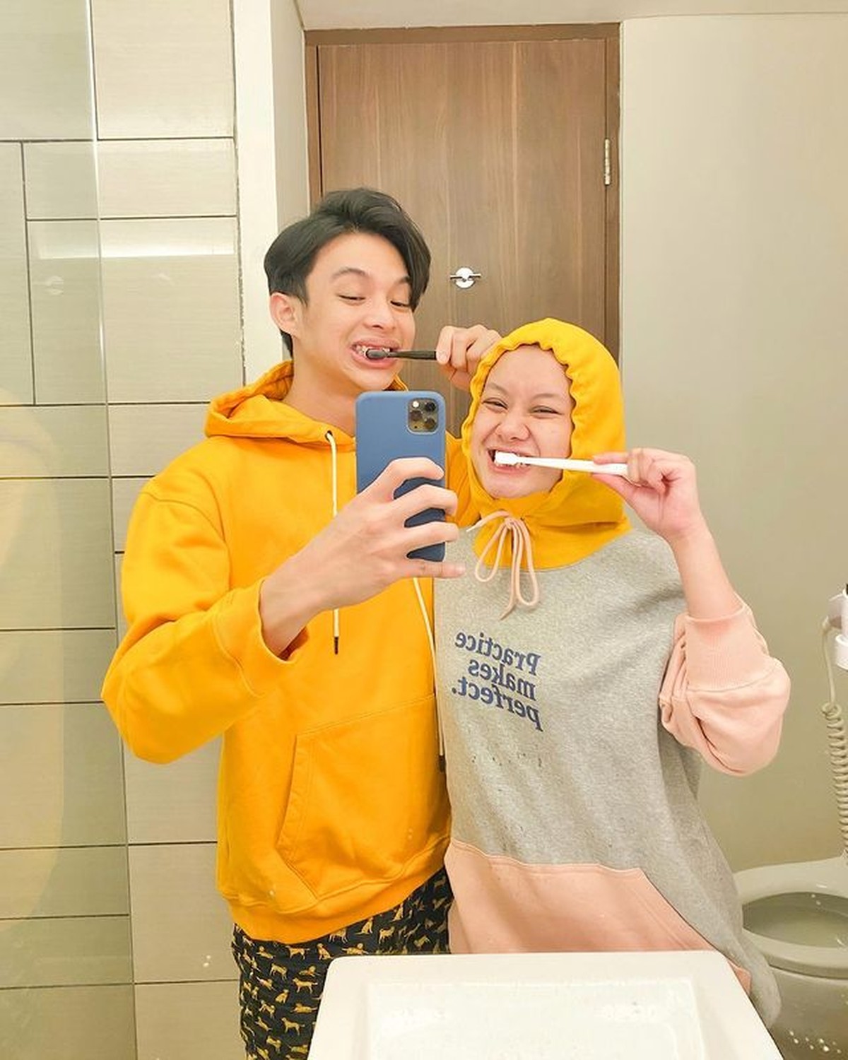 Penampilan Dinda Hauw tanpa riasan sedang jadi sorotan&period; Yuk kita intip potretnya&excl;