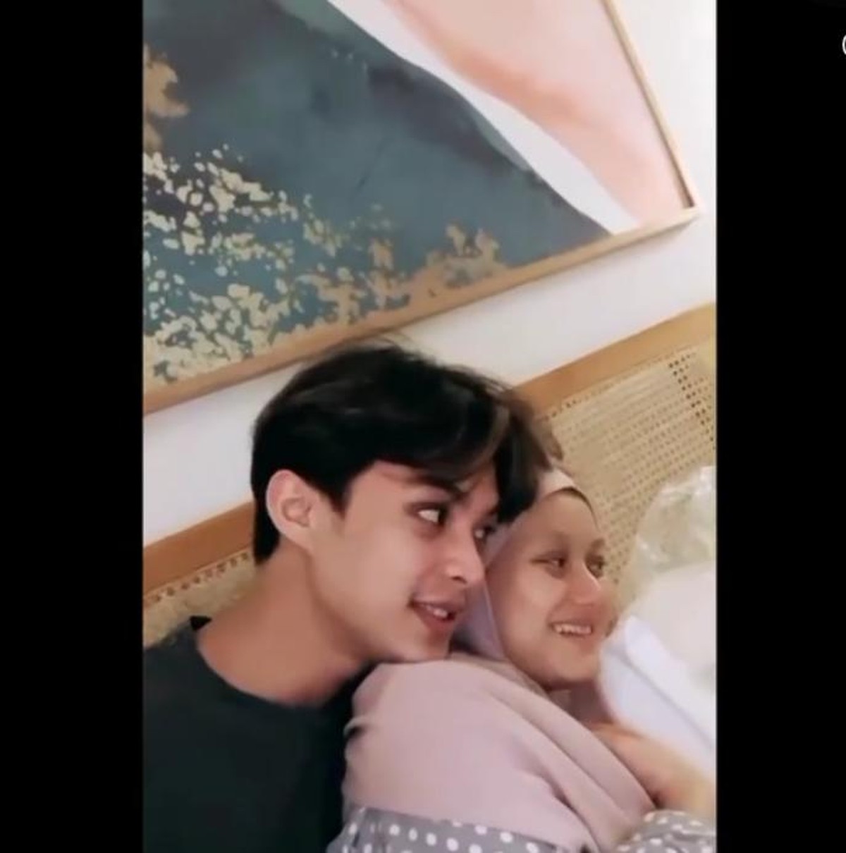 Penampilan Dinda Hauw tanpa riasan sedang jadi sorotan&period; Yuk kita intip potretnya&excl;