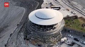 VIDEO: Lounge Berbentuk UFO Dibangun Di Puncak Pegunungan