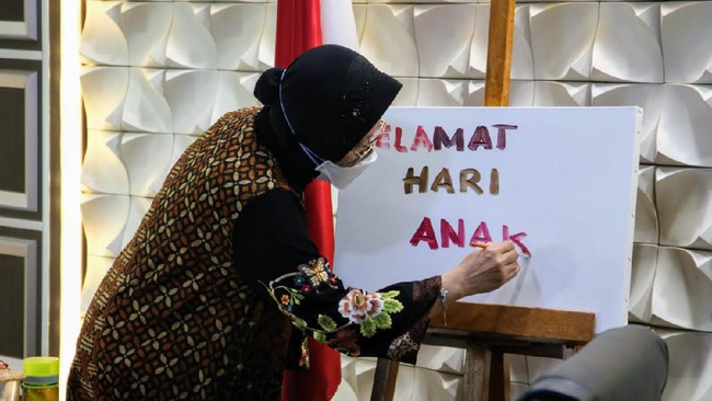 Menteri Tri Rismaharini meminta anak-anak memanggilnya 'eyang' dalam pertemuan virtual memperingati Hari Anak Nasional.