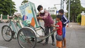 FOTO: Tukang Becak di Kamboja Bagi-bagi Makanan saat Pandemi