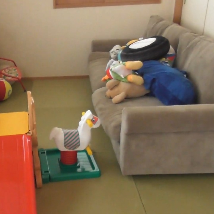 <p>Suami dan anak-anaknya juga memiliki pojok yang nyaman sebagai tempat bermain. Sang ayah kerap bermain <em>game</em> di layar TV sambil menemani kedua anaknya bermain seluncuran di sana. (Foto: YouTube Yue Kazoku)</p>