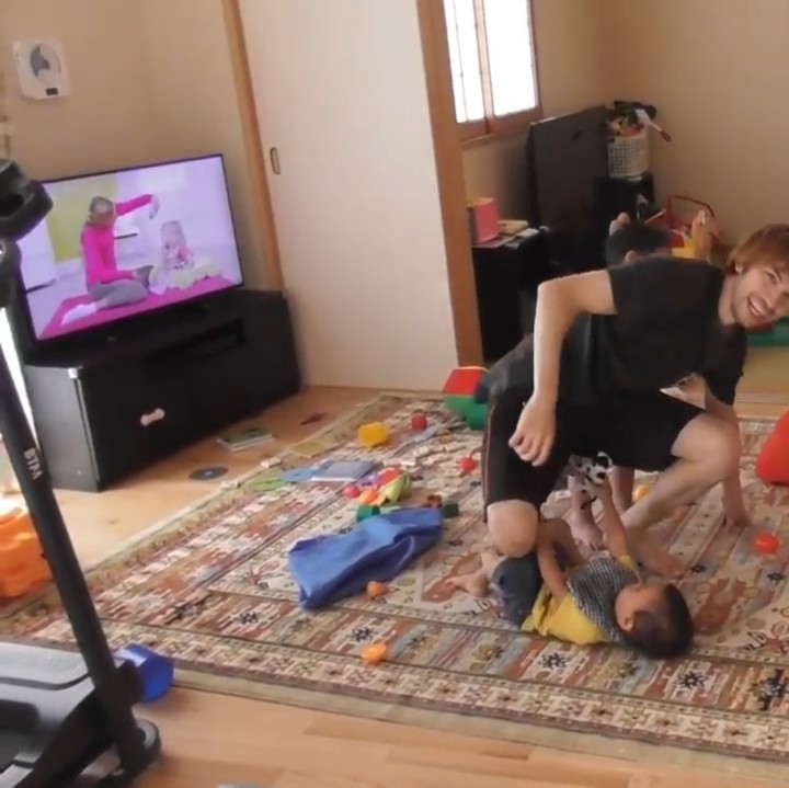 <p>Di rumah tersebut, Yue dan suaminya kerap menghabiskan waktu bersama anak-anak di ruang tengah. (Foto: YouTube Yue Kazoku)</p>