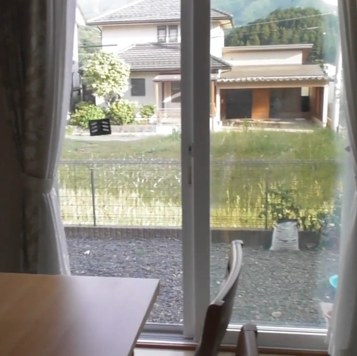 <p>Pasangan Indonesia-Jepang Yue dan Kazoku membeli sebuah rumah bekas di Jepang pada Desember 2018. Mereka hidup bahagia bersama kedua anaknya. (Foto: YouTube Yue Kazoku)</p>