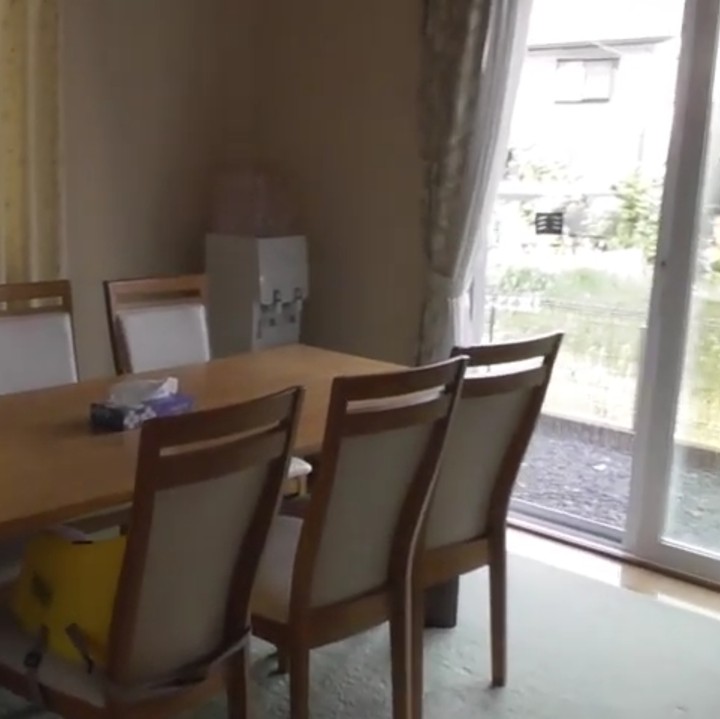 <p>Ruang keluarga dan bermain terhubung langsung dengan ruang makan yang memiliki akses ke halaman. (Foto: YouTube Yue Kazoku)</p>
