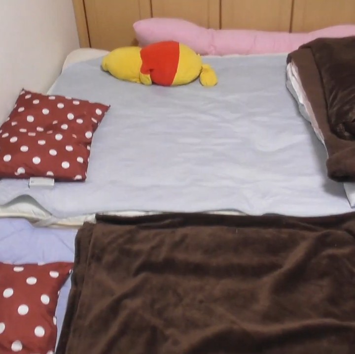 <p>Keluarga Yue dan Kazoku masih menerapkan konsep tradisional dengan memakai alas tidur yang diletakkan di lantai. Mereka biasa tidur bersama kedua anaknya bersama-sama. (Foto: YouTube Yue Kazoku)</p>