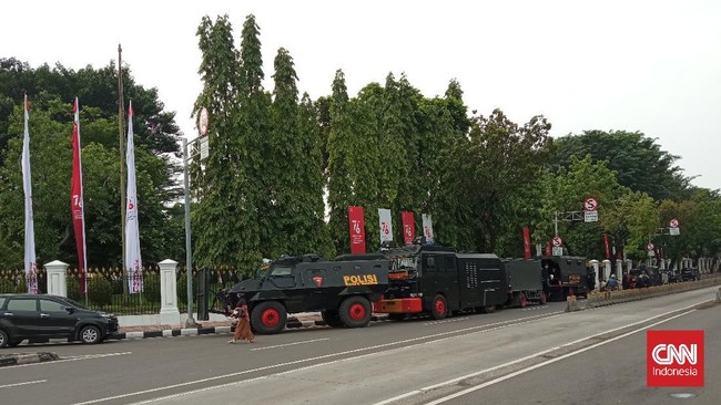 Kepolisian mengamankan sejumlah pemuda di sekitar Patung Kuda Arjuna Wiwaha, Jakarta, menjelang demo bertajuk Jokowi End Game yang rencananya digelar hari ini.