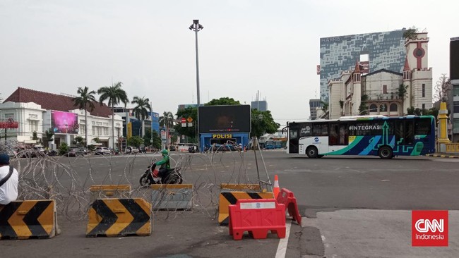Polisi menutup beberapa akses jalan di sekitar Monas dan Harmoni dengan barier, mengantisipasi demonstrasi 'Jokowi End Game' yang rencananya digelar hari ini.