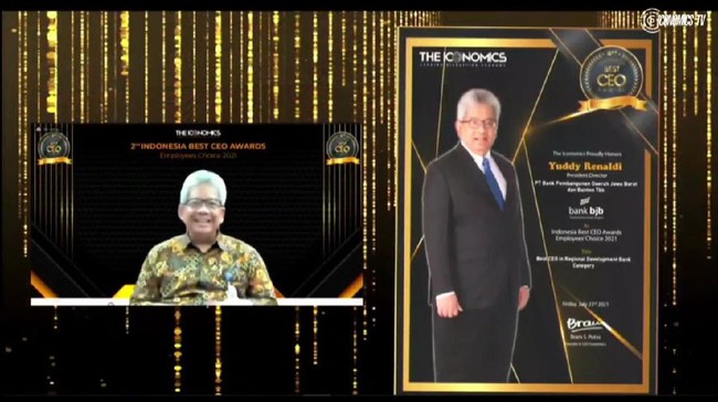 Direktur Utama Bank BJB Yuddy Renaldi meraih predikat Indonesia Best CEO Award 2021 - Employees' Choice pada kategori Bank Pembangunan Daerah.